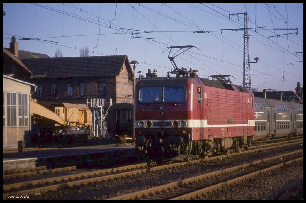 243101 setzt nach Ankunft mit einem Dosto aus Wittenberg am 30.12.1990 im Bahnhof Stendal um.