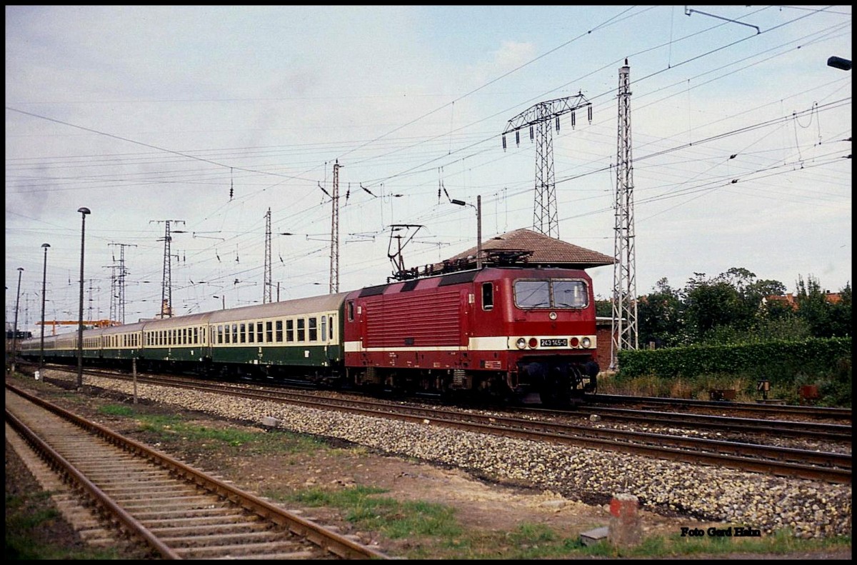 243145 mit D 715 nach Leipzig am 3.10.1991 um 12.48 Uhr am Stadtrand von Stralsund.