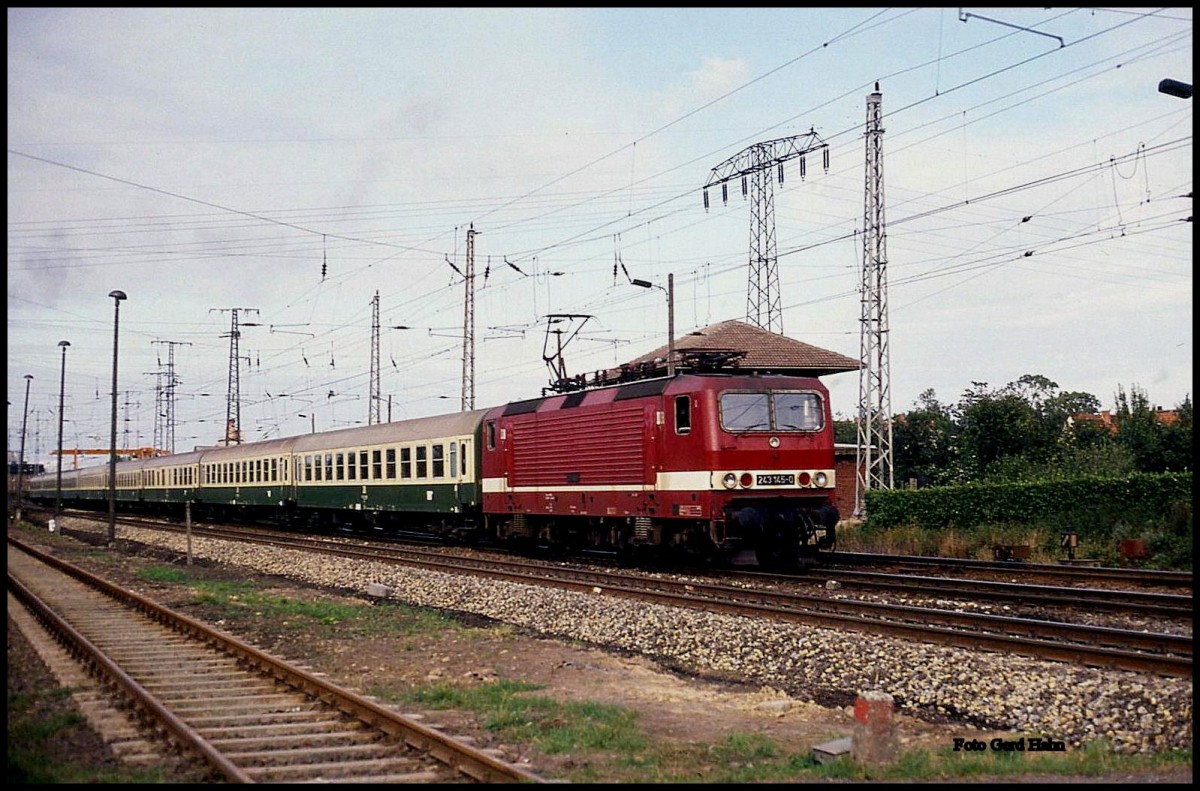 243145 verläßt mit dem stilreinen D 715 nach Leipzig am 3.10.1992 um 12.48 Uhr Rostock.