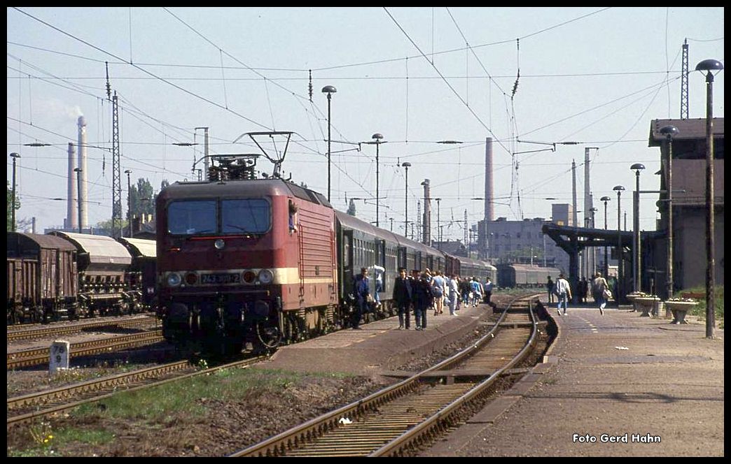 243309 wartet am 5.5.1990 um 11.02 Uhr im Bahnhof Torgau vor einem Personenzug nach Leipzig.