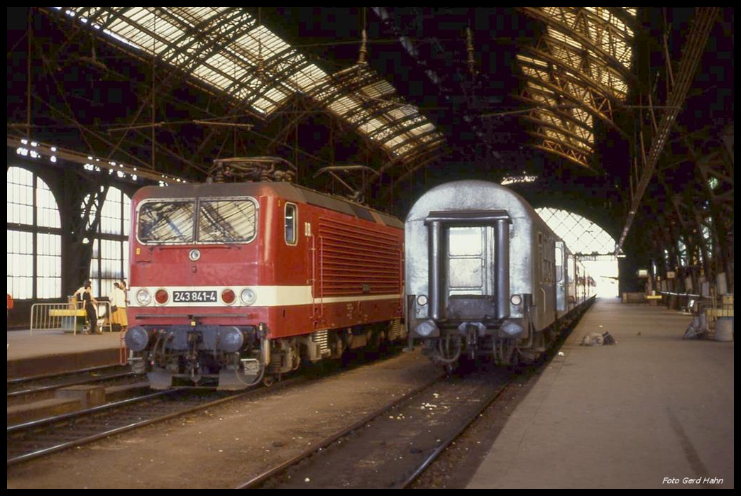 243841 im oberen Bahnhofsteil des HBF Dresden am 4.5.1990. Der rechts stehende Personenzug wird gerade gereinigt!