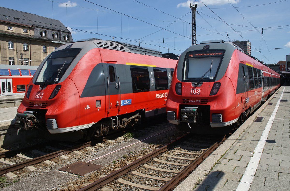 2442 201-6 trifft am 15.8.2017 als als RB59519 nach Weilheim(Oberbay) im Münchener Hauptbahnhof auf 2442 226-3 als RB59616 von Tutzing.
