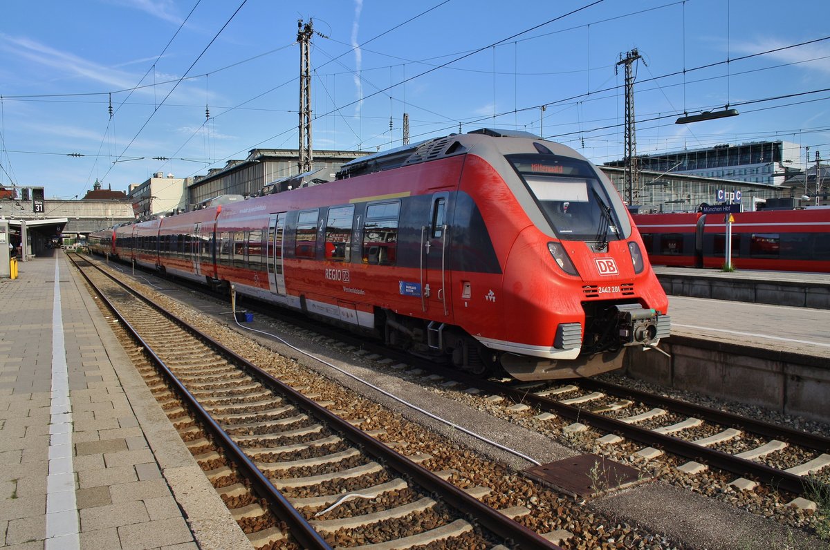 2442 201-6 wartet am 14.8.2017 als RE4881 nach Mittenwald im Münchener Hauptbahnhof.