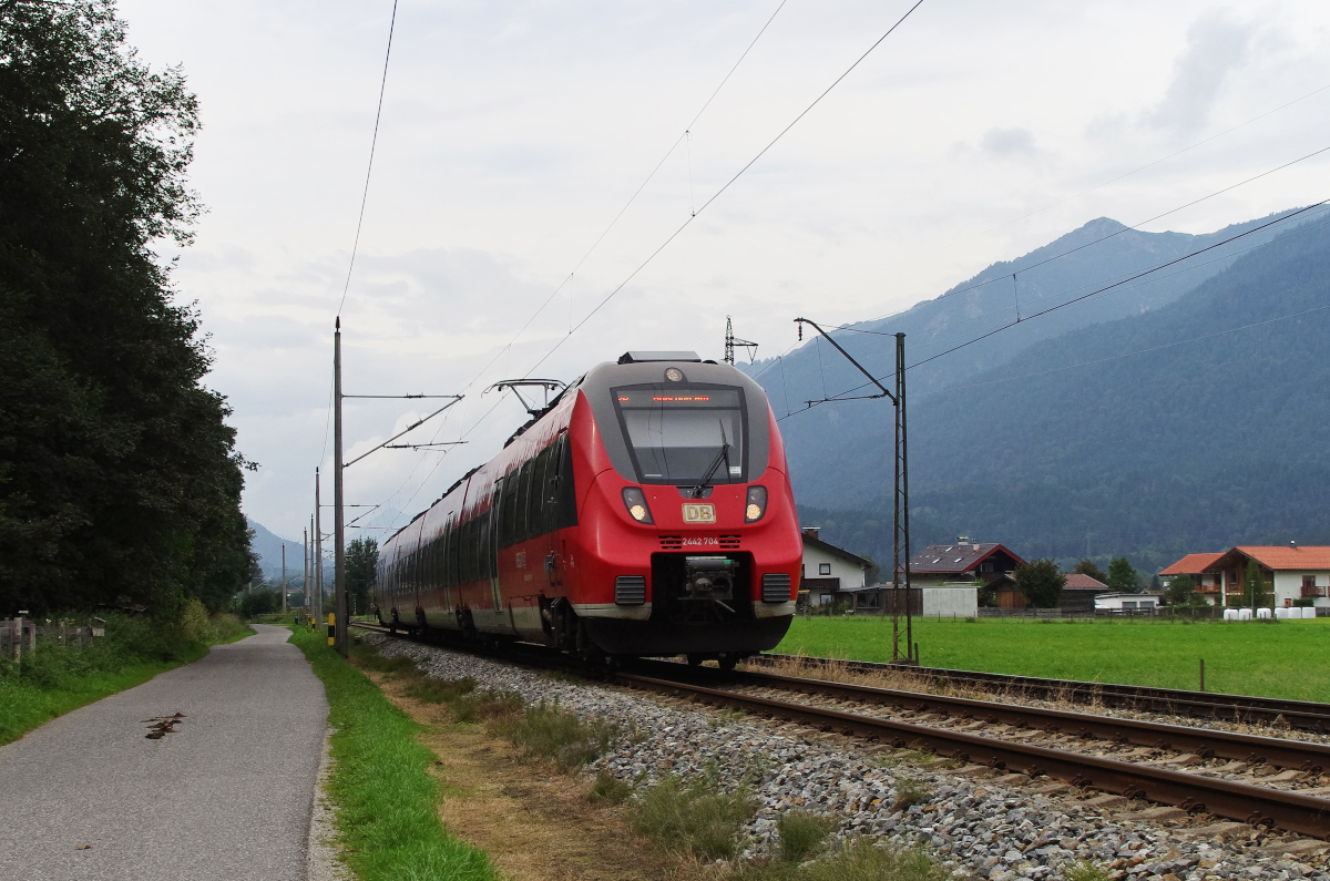 2442 204 ist als RB Reutte Tirol nach München unterwegs und wird gleich den Haltepunkt Garmisch-Partenkirchen Hausberg erreichen. Bahnstrecke Garmisch-Partenkirchen Grenze Griesen (Reutte Tirol) am 16.09.2016