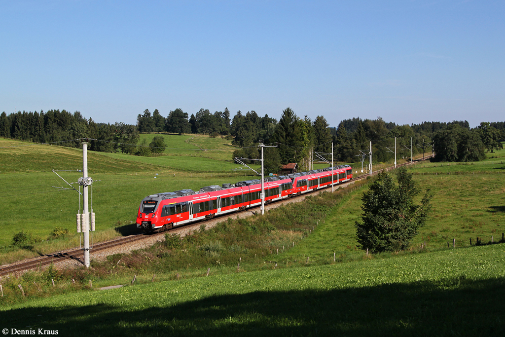 2442 204 und ein weiterer als RB 5413 am 17.08.2014 bei Uffing.