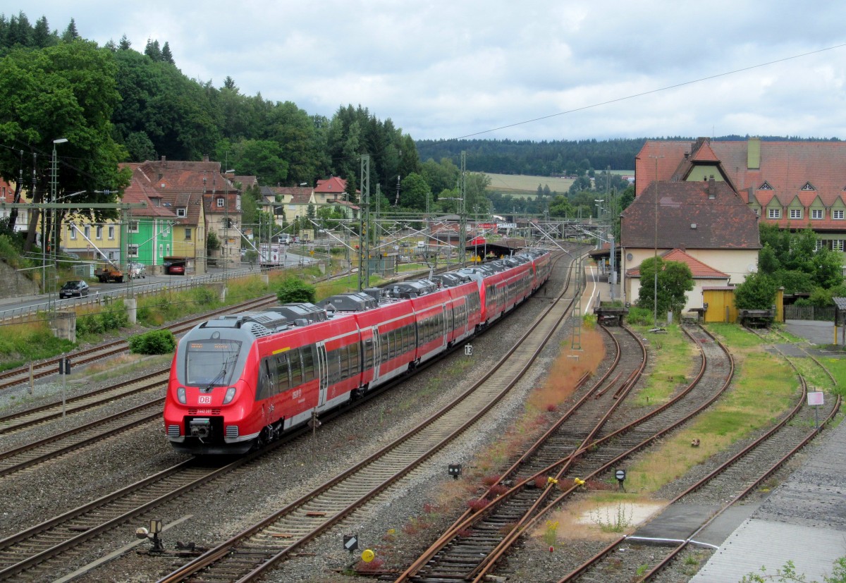 2442 208 / 708, 2442 206 / 706 und 2442 207 / 707 der Werdenfelsbahn erreichen am 25. Juni 2014 den Bahnhof Kronach.