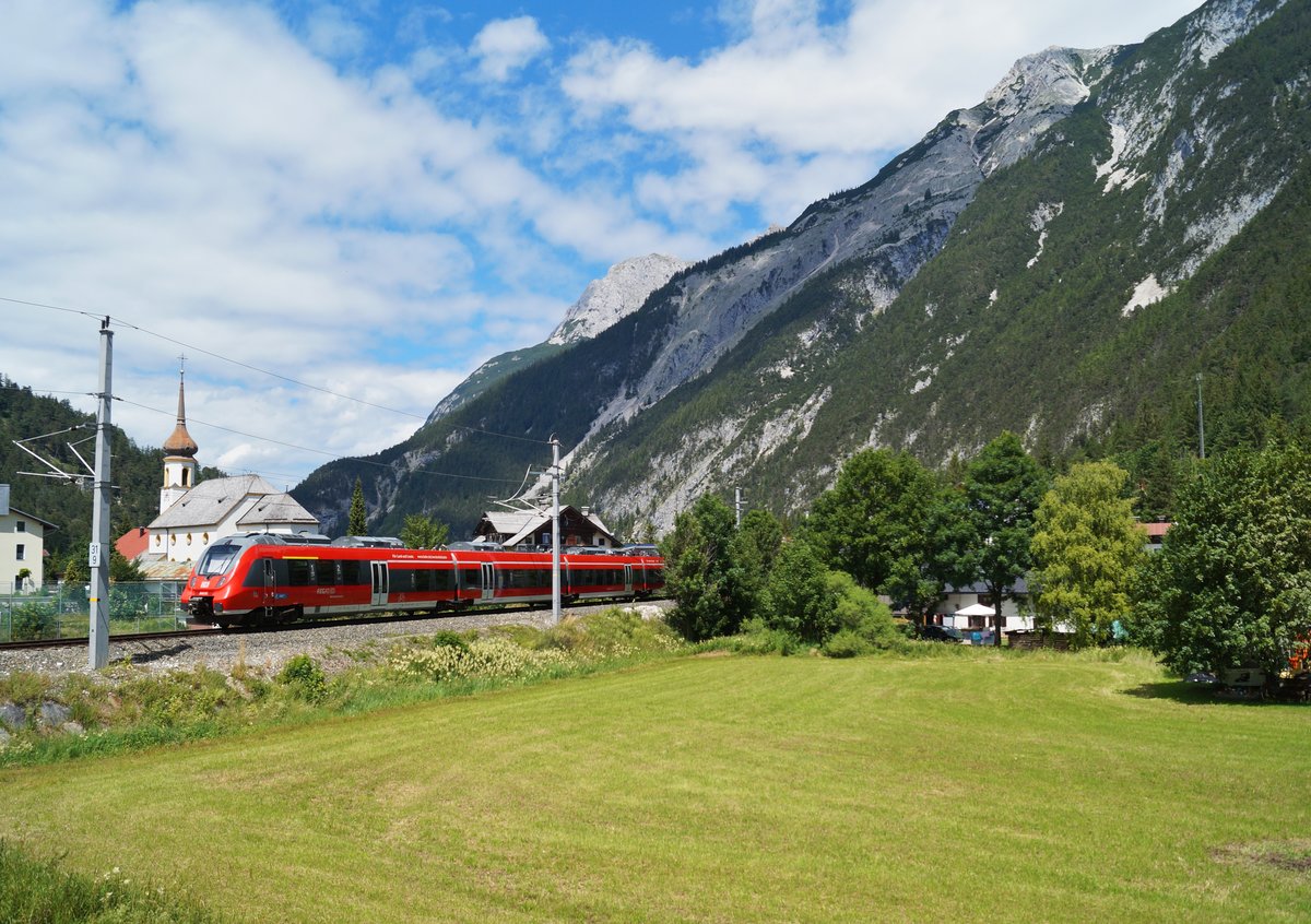 2442 211 als R 5418 (Seefeld in Tirol - München Hbf Gl. 27-36) bei Scharnitz, 05.07.2020.