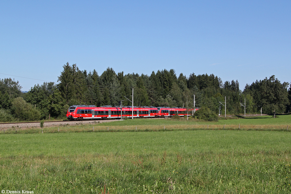2442 211 und ein weiterer als RE 59491 am 17.08.2014 bei Uffing.