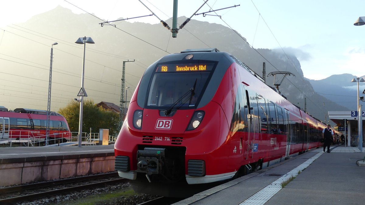 2442 214 steht als RB nach Innsbruck abfahrbereit in Garmisch-Partenkirchen. Aufgenommen am 9.10.2018 18:02