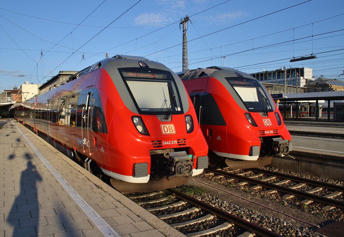 2442 215-6 trifft am 13.8.2017 als RB5426 von Innsbruck Hauptbahnhof im Münchener Hauptbahnhof auf 2442 205-7 als RB59467 von München Hauptbahnhof nach Mittenwald. 
