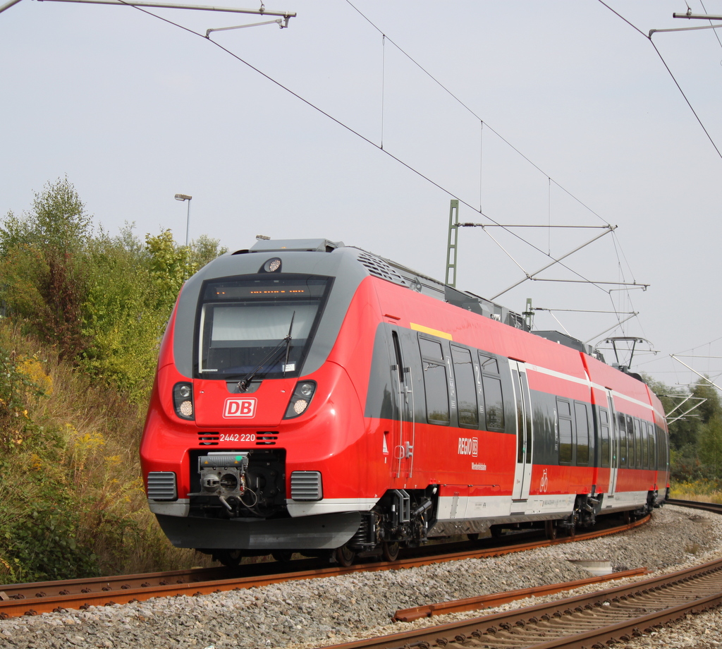 2442 220-6(DB-Regio Oberbayern)als S4 von Rostock-Seehafen/Nord nach Rostock Hbf kurz vor der Einfahrt im Rostocker Hbf.30.08.2013 