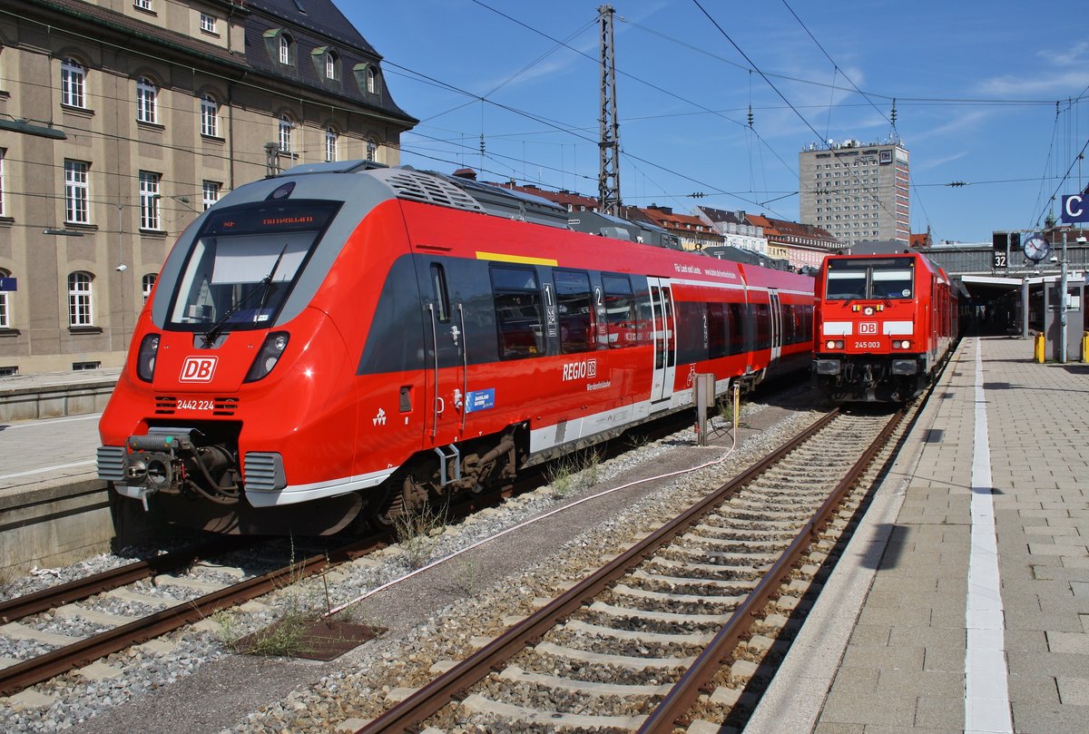 2442 224-8 steht am 14.8.2017 als RB59457 nach Garmisch-Partenkirchen im Münchener Hauptbahnhof bereit.