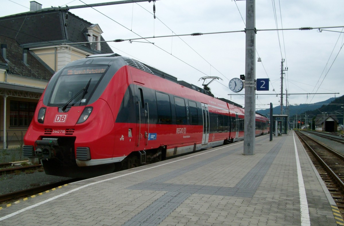 2442 710 als R bzw. RB 5519 (Reutte in Tirol - Garmisch-Partenkirchen) am 26.7.2014 in Reutte in Tirol.