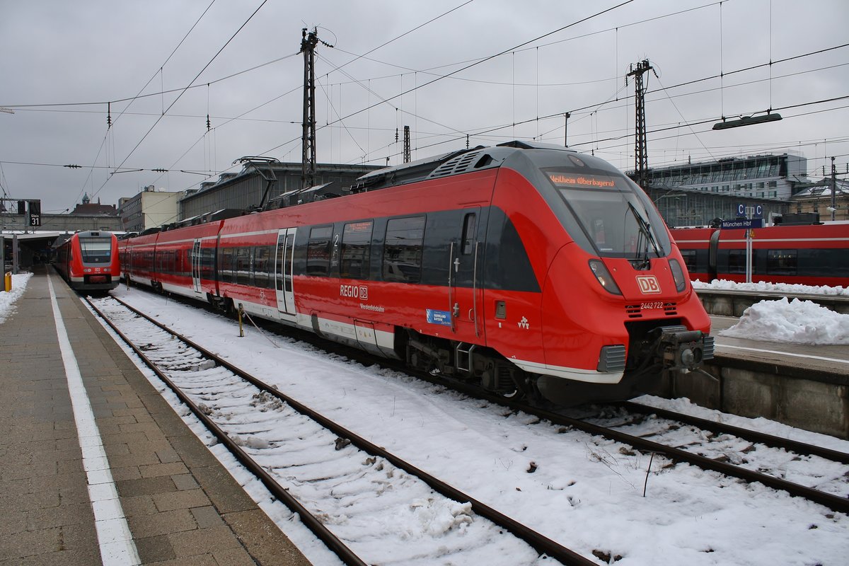 2442 722-1 steht am 7.1.2019 als RB59523 nach Weilheim(Oberbay) im Münchener Hauptbahnhof bereit.