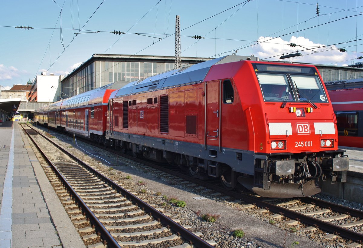 245 001 verlässt am 13.8.2017 mit dem RE57418 nach Memmingen den Münchener Hauptbahnhof.