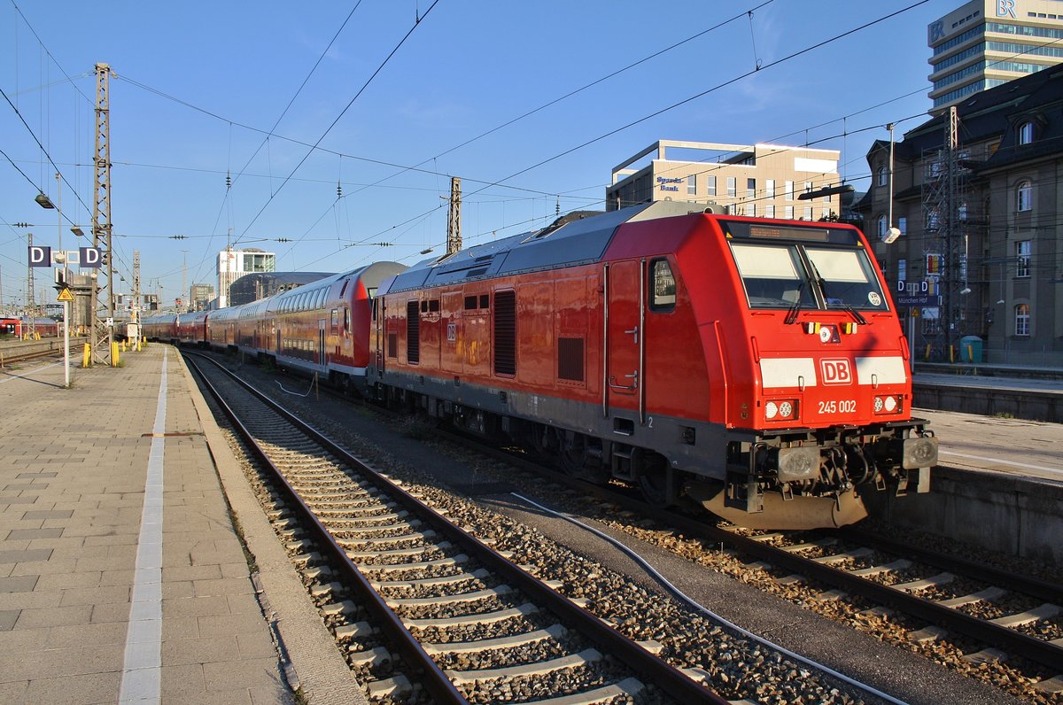 245 002 erreicht am 15.8.2017 mit dem RE57581 von Kempten(Allgäu) Hauptbahnhof den Münchener Hauptbahnhof.