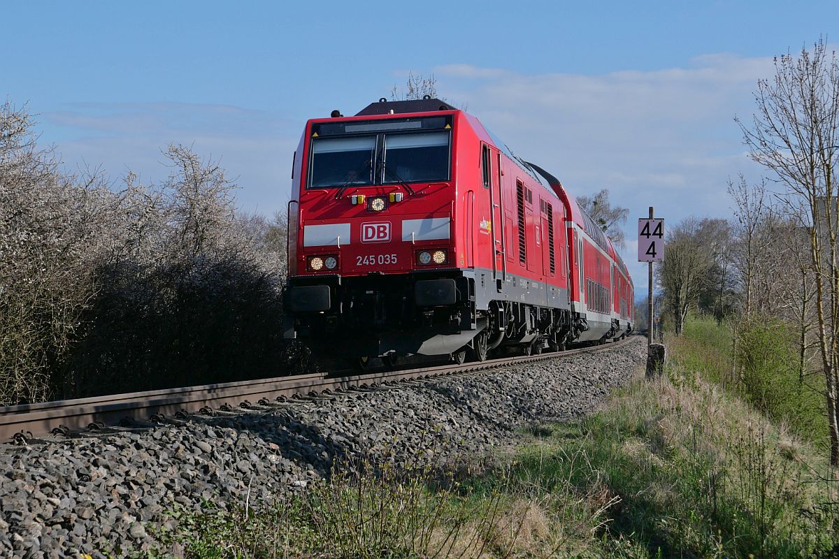 245 003 mit den Wagen des IRE 3 / 3064, Friedrichshafen Stadt - Basel Bad Bf, am 10.04.2022 bei Kluftern