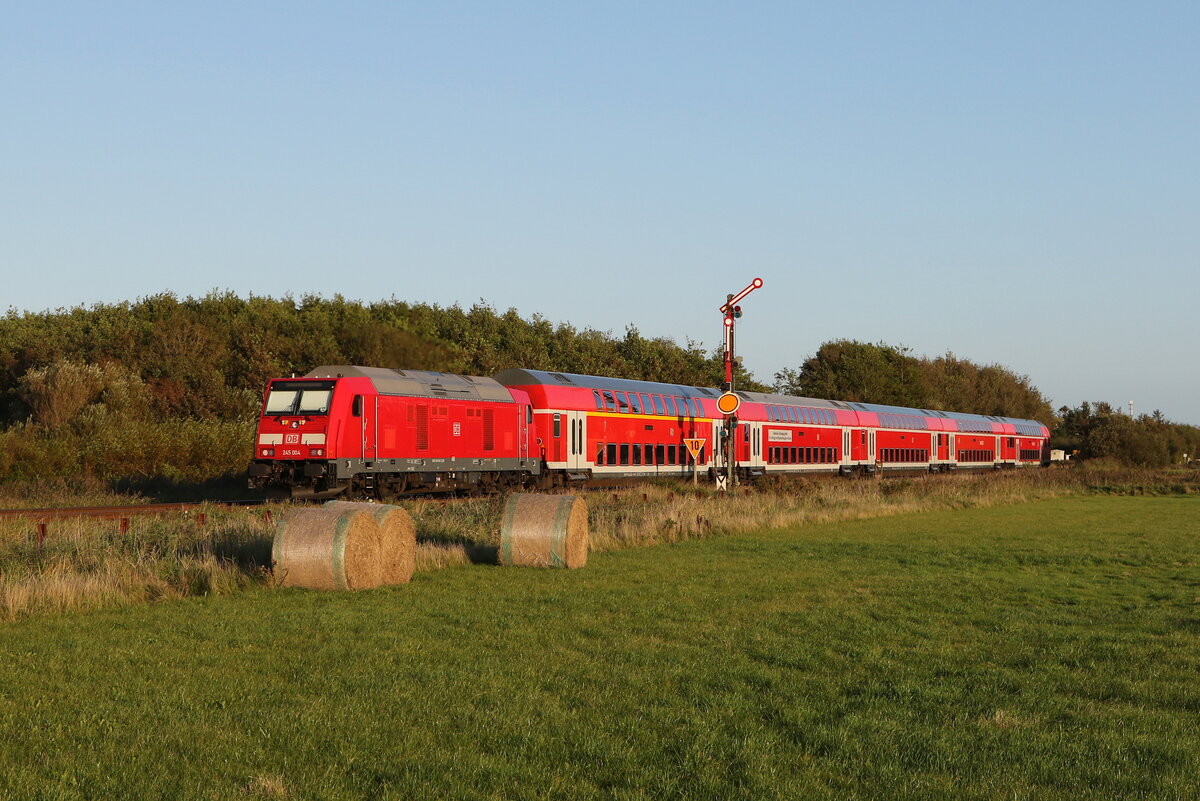 245 004 mit einer Doppelstockgarnitur auf dem Weg nach Westerland am 23. September 2023 bei Klanxbüll.