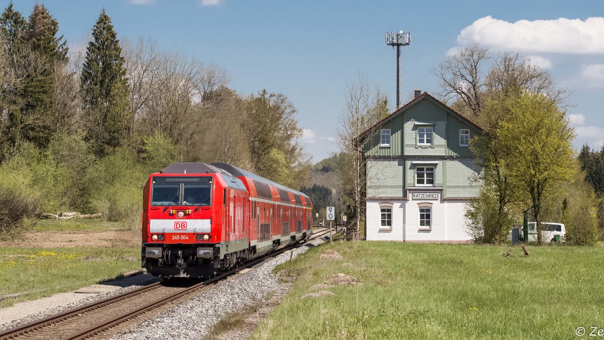 245 004 mit RE 57408 am ehem. EG Ratzenried. Normalerweise kommt dieser Zug hier nicht vorbei, die Sperrung des Oberstaufener Tunnels machte diese Aufnahme im April 2016 möglich.