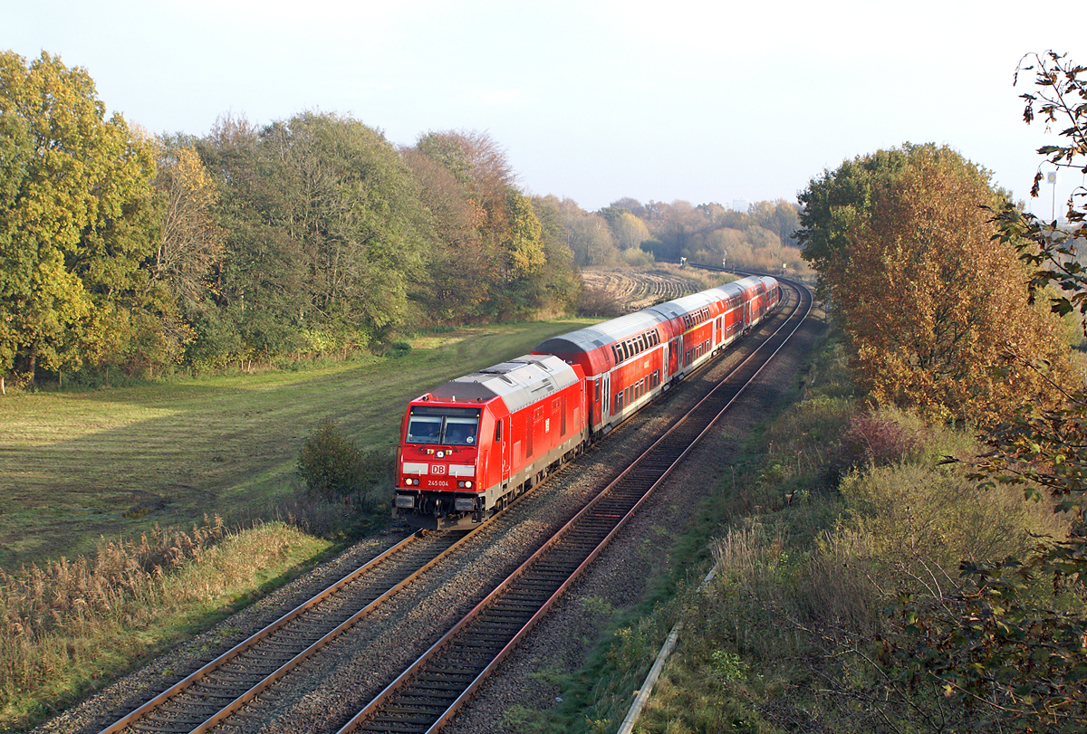 245 004 zieht am 09.11.2019 bei Heilgenstedten-Julianka eeinen RE nach Westerland. 