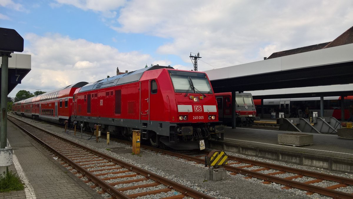 245 005 stand am 15.05. in Lindau Hbf auf Gleis 6