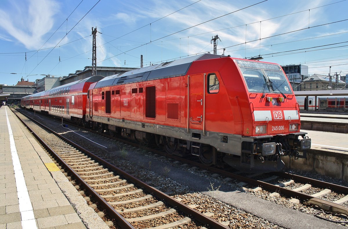 245 006 steht am 14.8.2017 mit dem RE57510 nach Füssen im Münchener Hauptbahnhof.