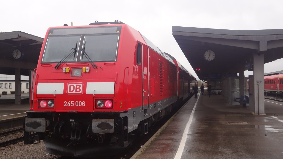 245 006 steht mit einem soeben angekommenen RE aus M�en im Zielbahnhof Kempten. Oktober 2014.