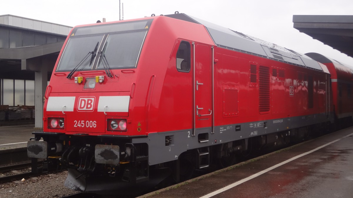 245 006 steht mit einem soeben angekommenen RE aus München im Zielbahnhof Kempten. Oktober 2014.