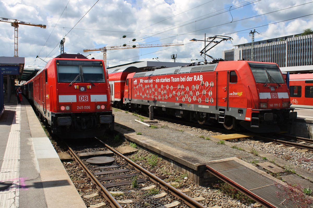 245 006 trifft am 31.05.2019 mit der RB19234 von Süßen im Stuttgarter Hauptbahnhof auf 146 209-2 mit dem RE4216 von Biberach(Riß).
