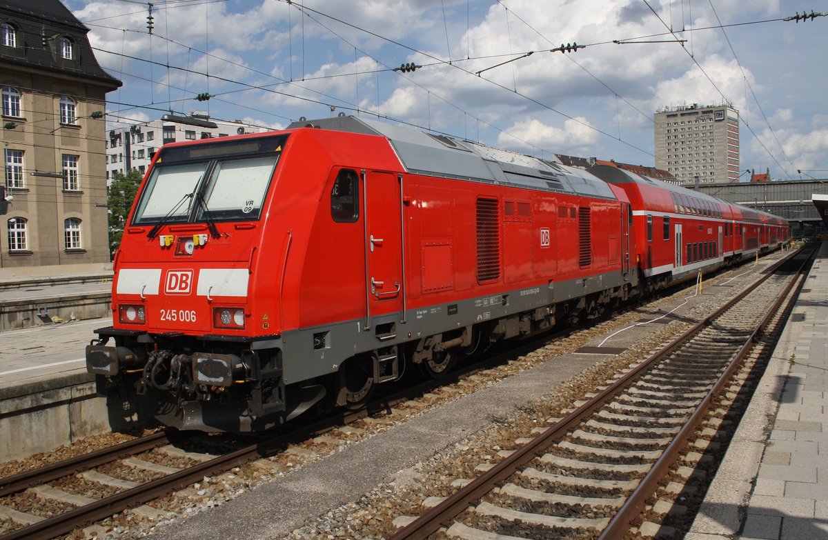 245 006 wartet am 15.8.2017 mit dem RE57512 nach Füssen im Münchener Hauptbahnhof auf Abfahrt.