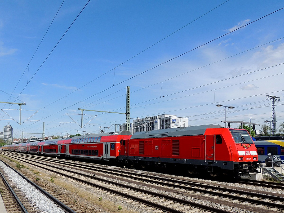 245 009-6 mit einer Personenwagengruppe, München-Ost; 150508