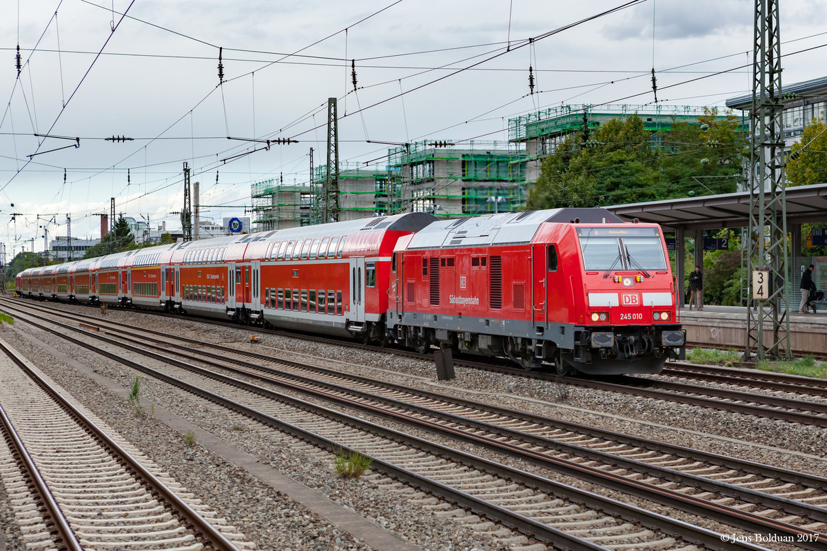 245 010 rauscht mit Unterstützung von 245 009 am Zugende am Münchner Heimeranplatz vorbei