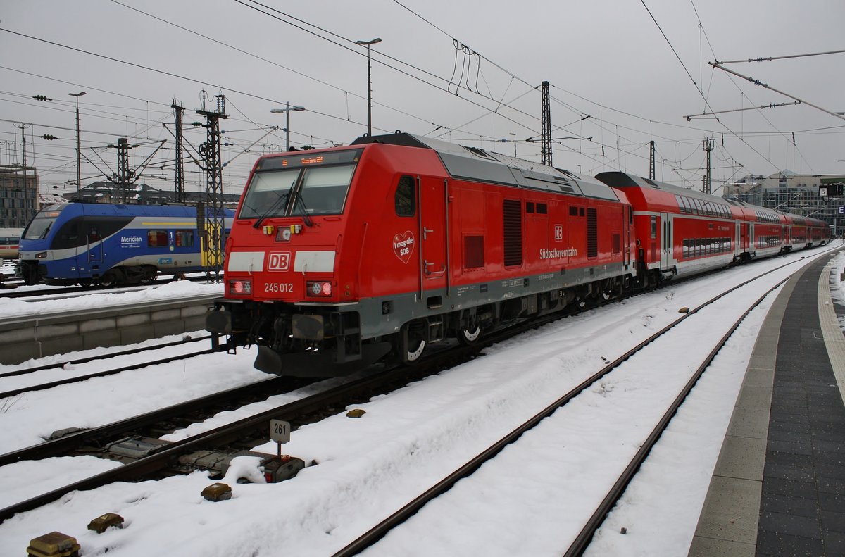 245 012 schiebt am 7.1.2019 die RB27034 von Mühldorf(Oberbay) in den Münchener Hauptbahnhof.