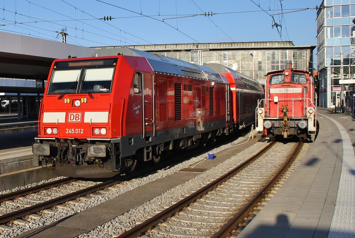 245 012 trifft am Abend des 13.8.2017 mit der RB27054 von Mühldorf(Oberbay) im Münchener Hauptbahnhof auf 362 904-5, die mit dem EC289 nach Innsbruck Hauptbahnhof rangiert.