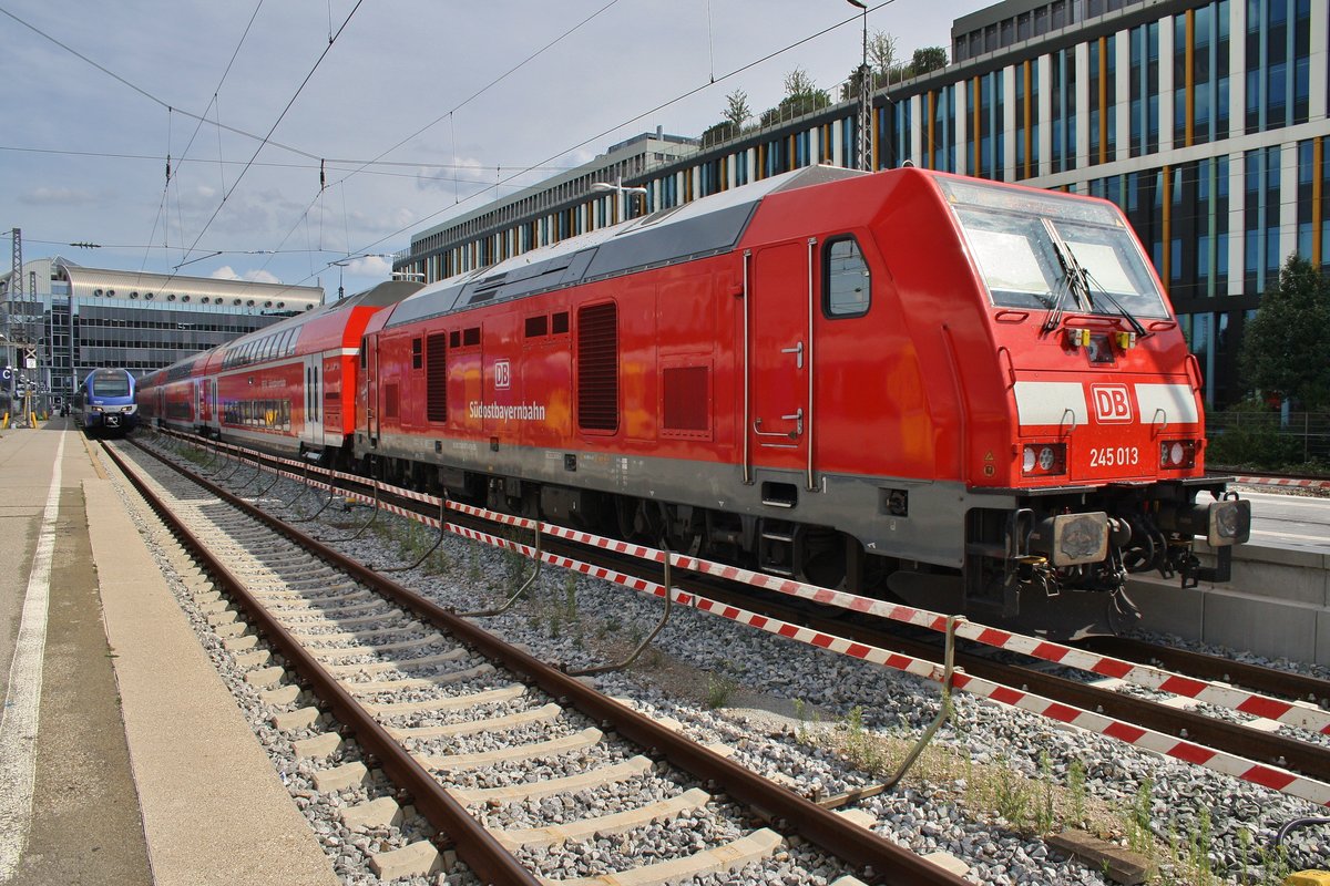 245 013 steht am 15.8.2017 mit der RB27043 nach Mühldorf(Oberbay) im Münchener Hauptbahnhof bereit.