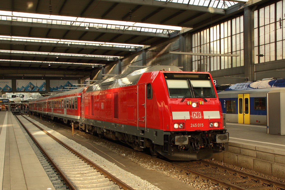 245 015-3 steht in München Hbf mit ihren drei Wagen als RB 27071 nach Mühldorf zur Abfahrt bereit. Fotografiert am 19.06.2015. 