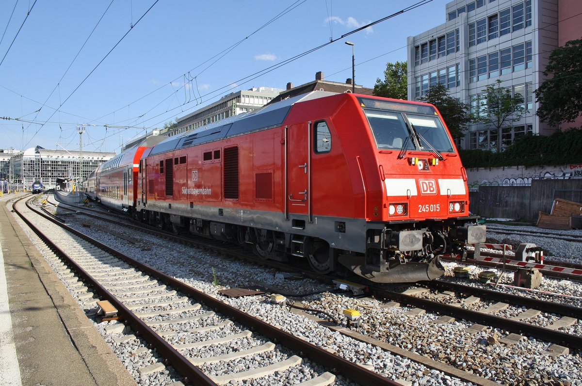 245 015 erreicht am 15.8.2017 mit der RB27048 von Mühldorf(Oberbay) den Münchener Hauptbahnhof.