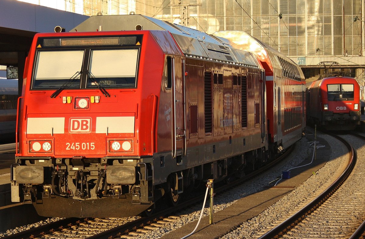 245 015 fährt am Abend des 14.8.2017 mit der RB27058 von Mühldorf(Oberbay) in den Münchener Hauptbahnhof ein.