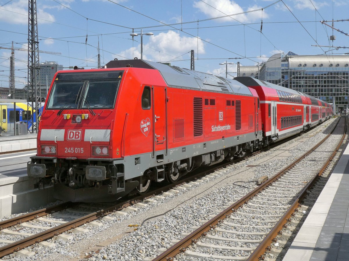 245 015 mit RB nach Mühldorf am 02.05.19 in München Hbf.