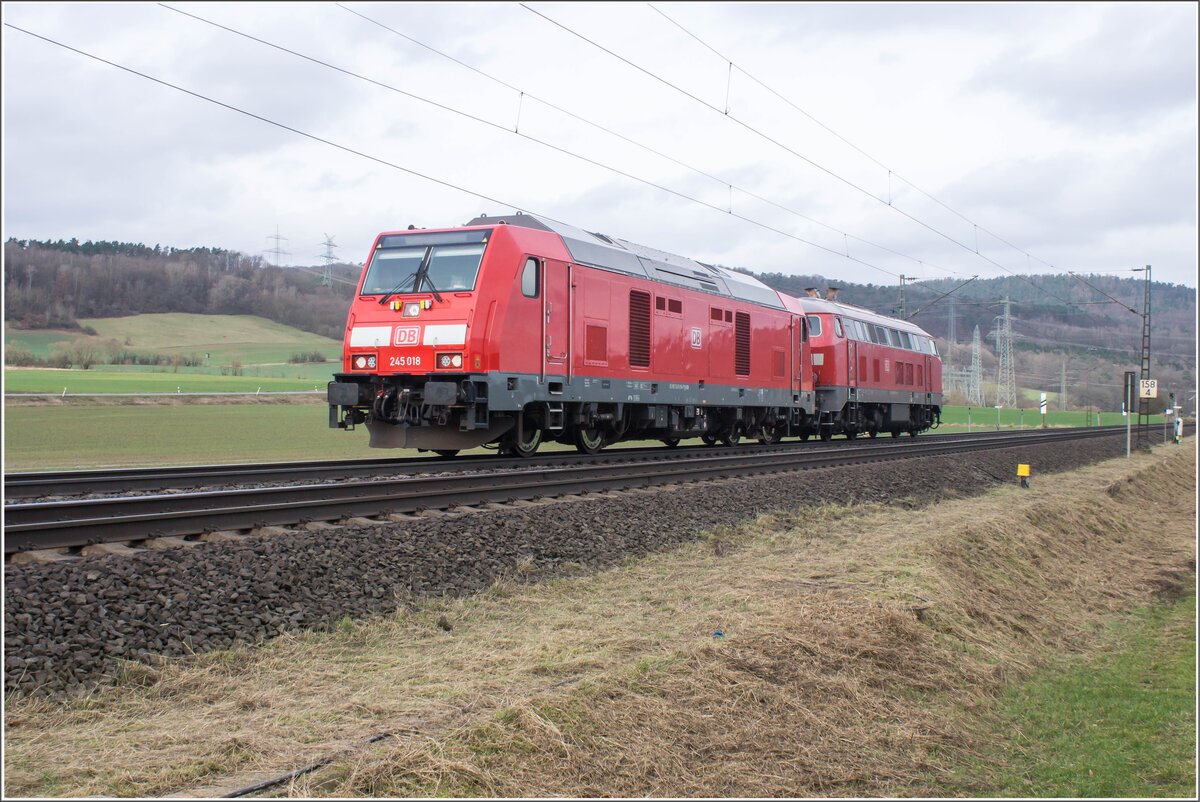 245 018-7 u, 218 810-0 gesehen am 21.02.2024 bei Reilos.