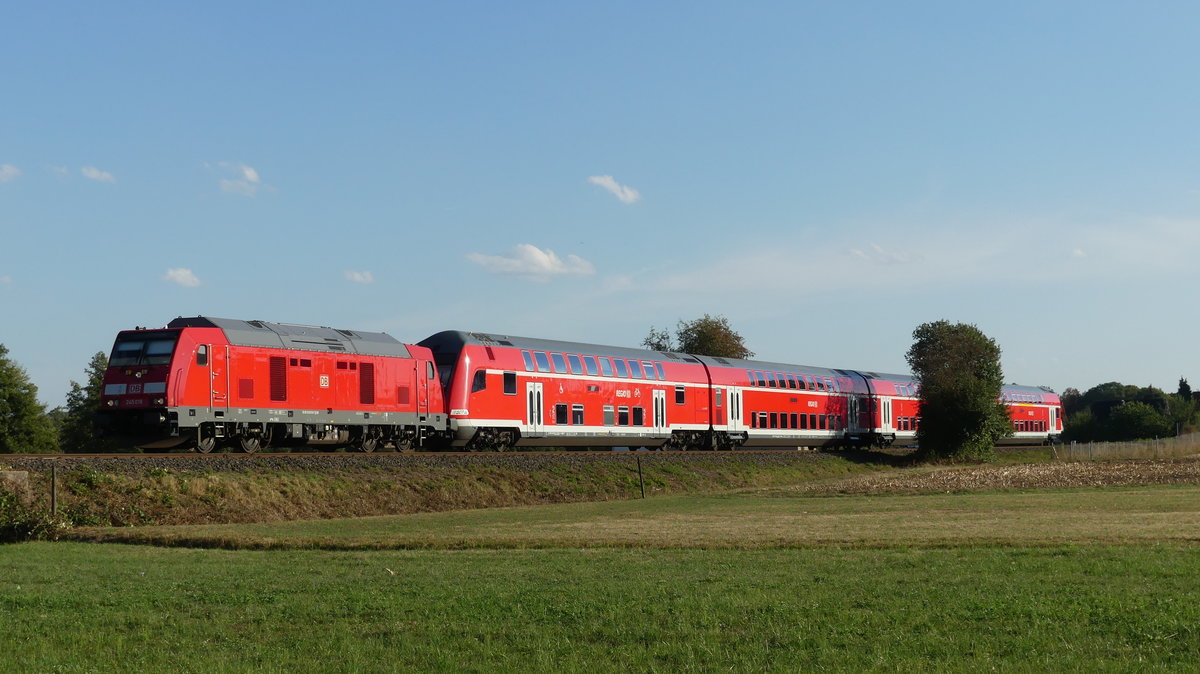 245 018 zieht einen RB34-Verstärker nach Glauburg Stockheim und wurde hier zwischen Altenstadt-Lindheim und Glauburg-Glauberg fotografiert. Aufgenommen am 12.9.2018 17:47