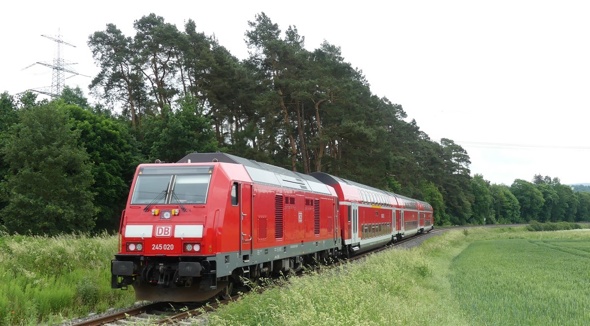 245 020 schiebt eine anlässlich des Hessentags 2018 verkehrende Dosto-Garnitur in Richtung Korbach, hier zwischen Mengeringhausen und Twiste. Aufgenommen am 1.6.2018 13:43