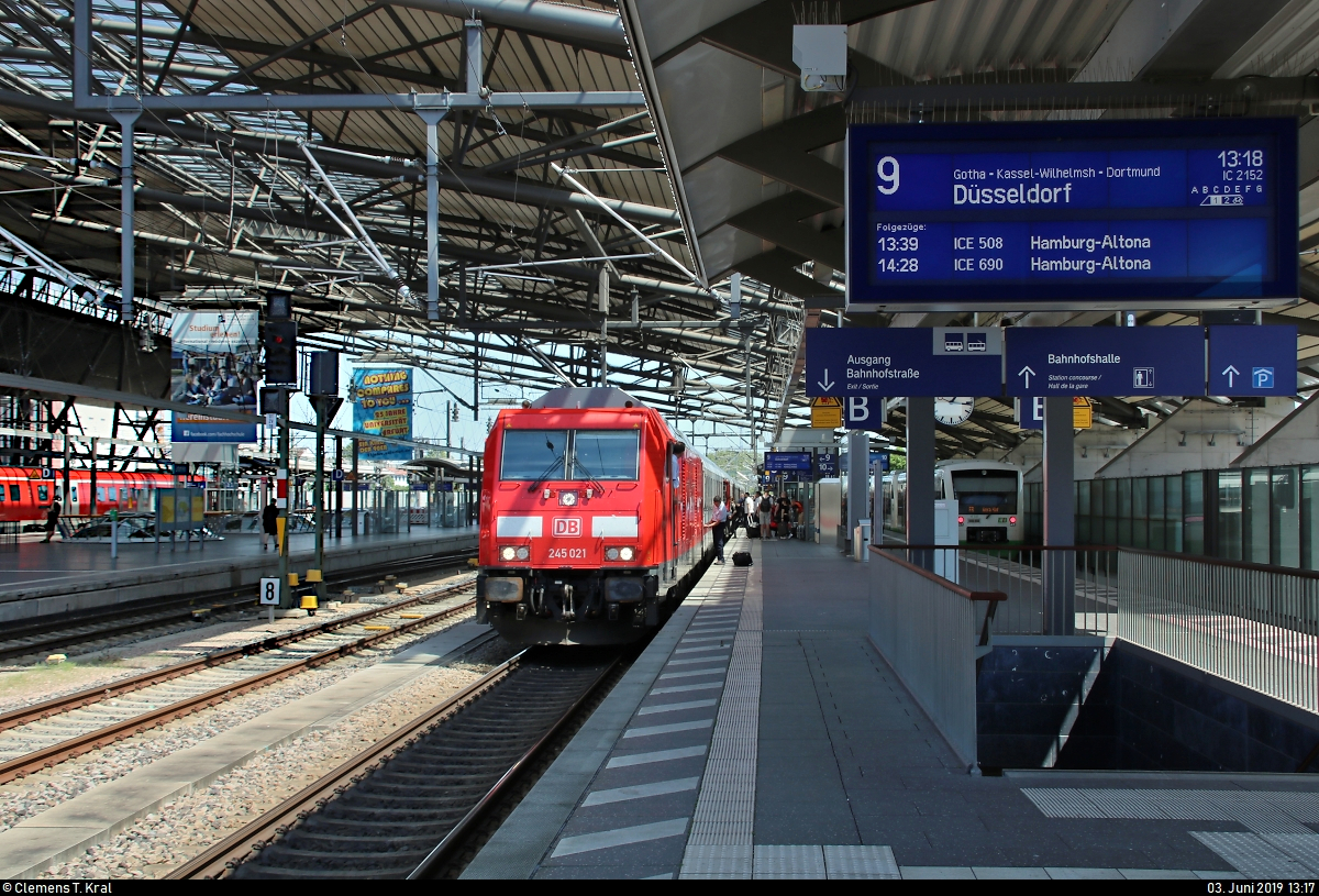 245 021-1 DB als IC 2152 (Linie 50) von Gera Hbf nach Düsseldorf Hbf steht in Erfurt Hbf auf Gleis 9.
Im Bahnhof Gotha wird dann auf eine Lok der Baureihe 101 umgespannt.
[3.6.2019 | 13:17 Uhr]