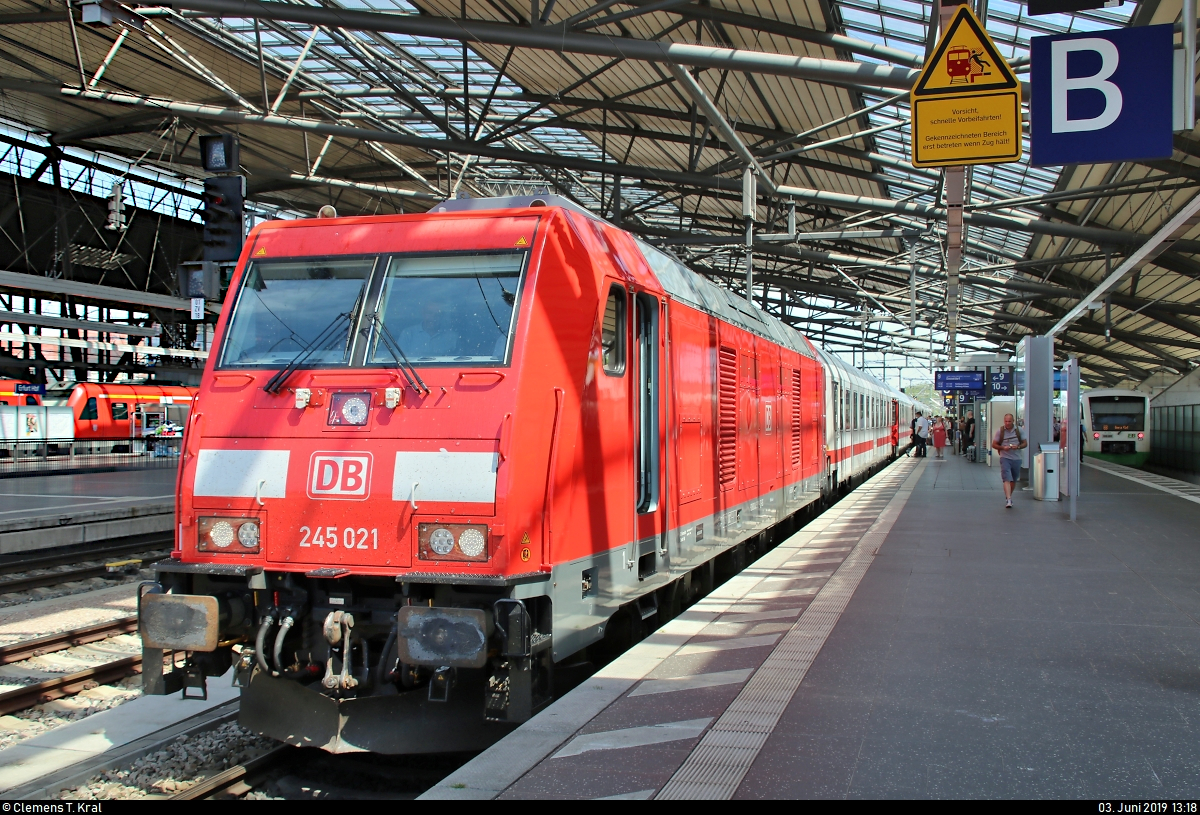 245 021-1 DB als IC 2152 (Linie 50) von Gera Hbf nach Düsseldorf Hbf steht in Erfurt Hbf auf Gleis 9.
Im Bahnhof Gotha wird dann auf eine Lok der Baureihe 101 umgespannt.
[3.6.2019 | 13:18 Uhr]