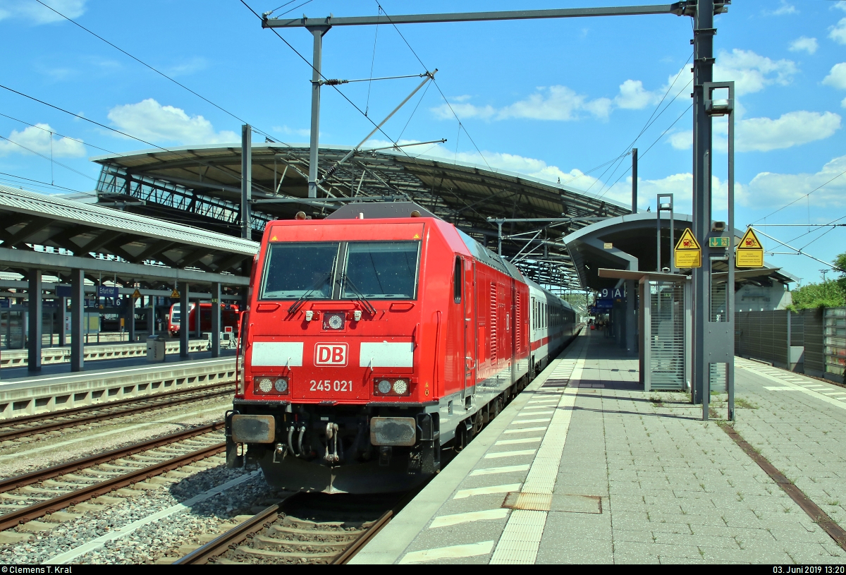 245 021-1 DB als IC 2152 (Linie 50) von Gera Hbf nach Düsseldorf Hbf verlässt Erfurt Hbf auf Gleis 9.
[3.6.2019 | 13:20 Uhr]