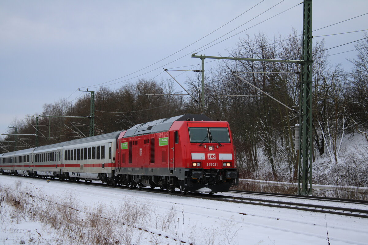 245 021 der DB fuhr am 21.1.24 am IC 2152 von Gera nach Düsseldorf. Hier kurz nach dem Halt in Weimar.