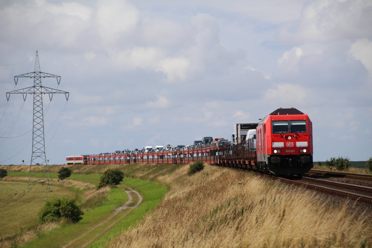 245 021 des DB Sylt Shuttle zieht einen Autozug von Westerland (Sylt) nach Niebüll Autoverladung hinten drann befindet sich ein Sylt Shuttle Plus (SSP) von Westerland (Sylt) nach Bredstedt.