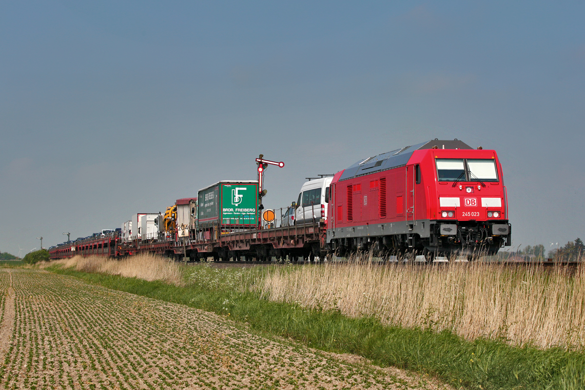 245 023 fährt mit einem Sylt Shuttlezug bei Niebüll vorüber.Bild vom 18.5.2016