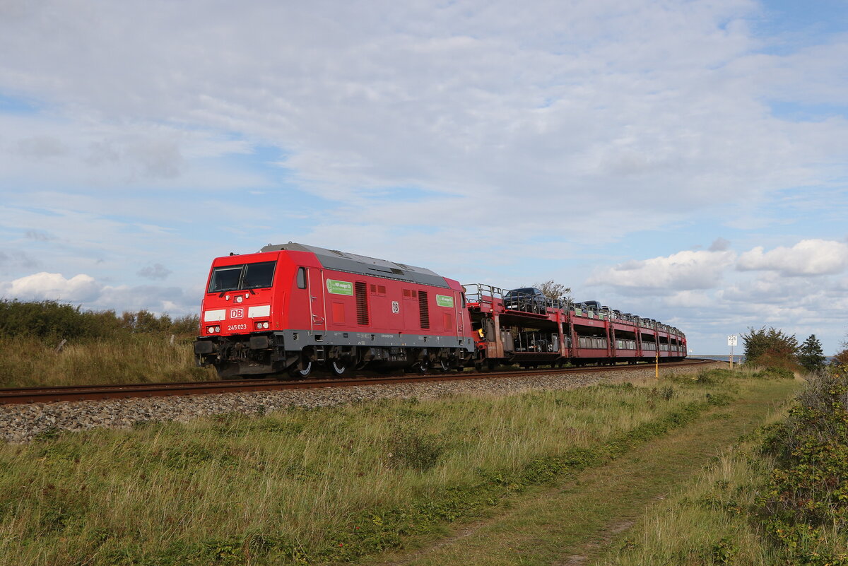 245 023 mit einem  Sylt-Shuttle  auf dem Weg nach Westerland/Sylt. Aufgenommen am 14. September 2023 bei Morsum.