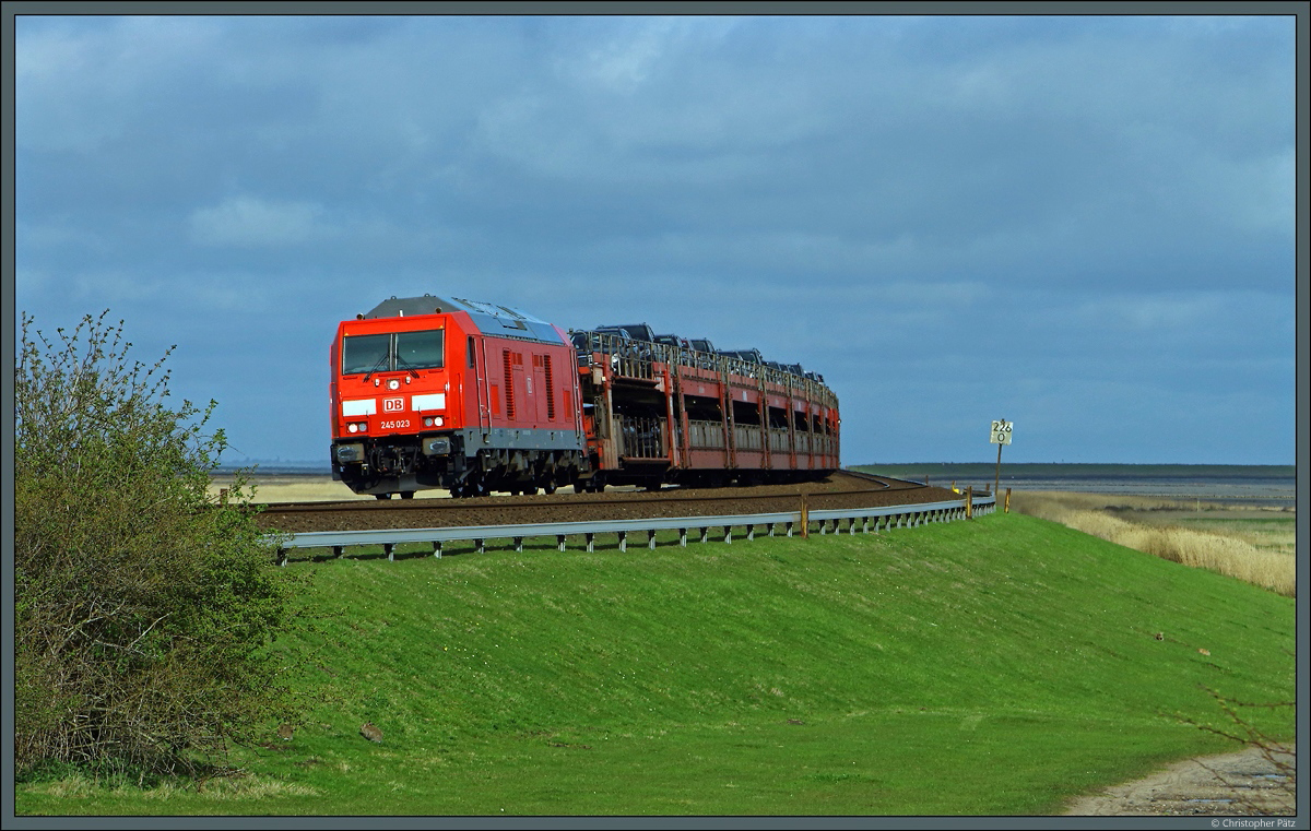 245 023 rollt mit einem Autozug über den Hindenburgdamm auf die Insel Sylt. (bei Morsum, 15.04.2017)